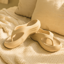 Chinelo anatômico feminino em EVA leve (110g). Alívio imediato para fascite plantar, esporão e dores nos pés. Conforto aprovado por 50 mil mulheres. Compre!